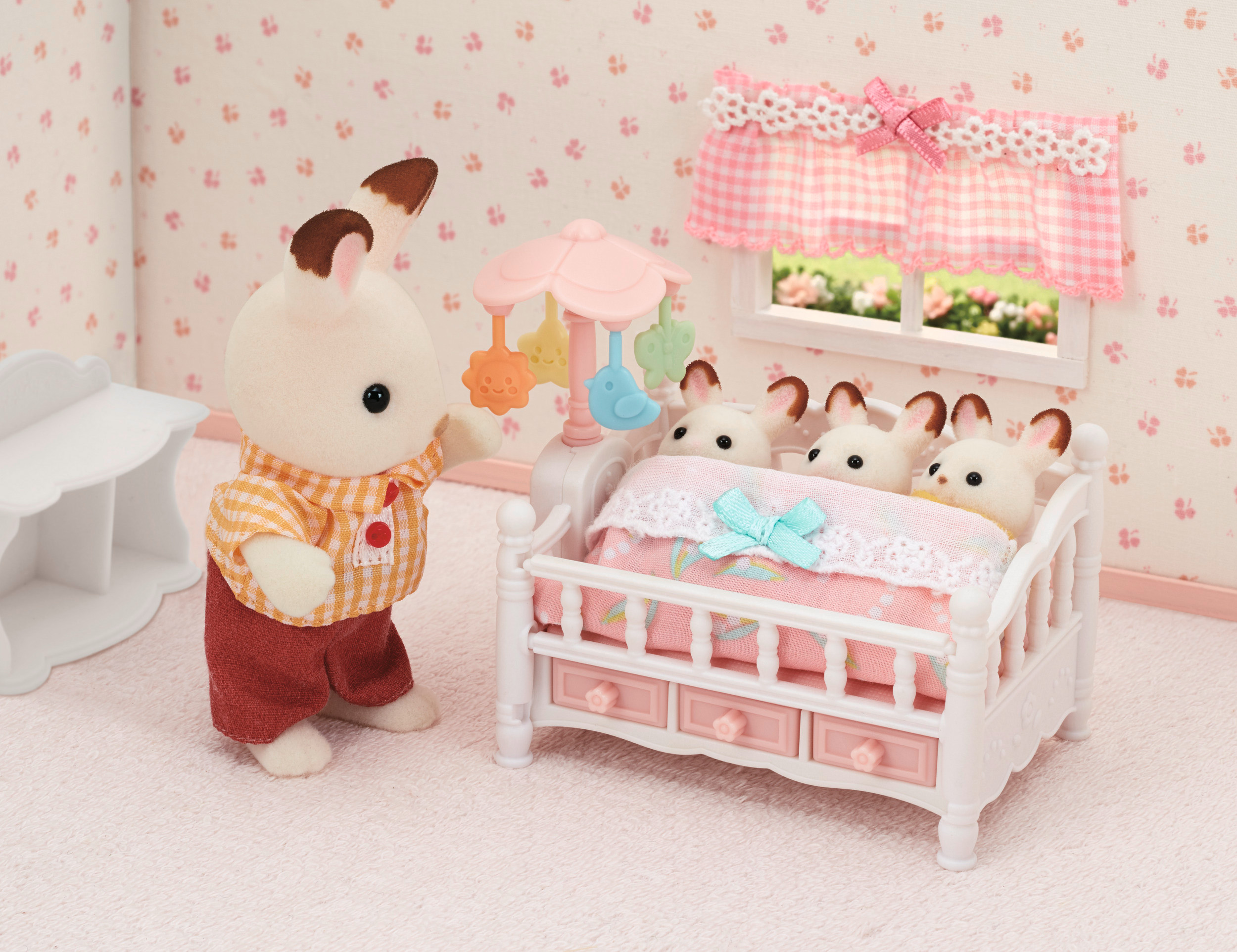 Babybett mit Mobile